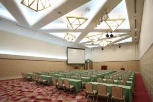 una sala de conferencias con sillas y una pantalla en Hotel Bientos, en Tosu