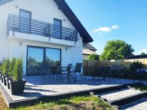 una casa con patio arredato con tavoli e sedie di Dom u Grzegorza a Kielce