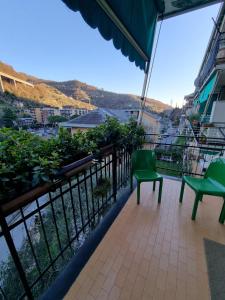 balcón con vistas y 2 sillas verdes en Stella Marina House -citra 010047LT-0127, en Recco