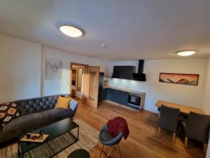 salon z kanapą i stołem w obiekcie Ferienwohnung Kurz w mieście Kössen