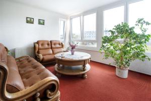 a waiting room with a couch and a table and two chairs at Appart Hotel Roßdorf in Roßdorf