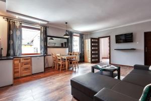 Kuchyňa alebo kuchynka v ubytovaní Apartamenty Na Wilcznik Zakopane