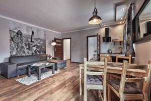 Kuchyňa alebo kuchynka v ubytovaní Apartamenty Na Wilcznik Zakopane