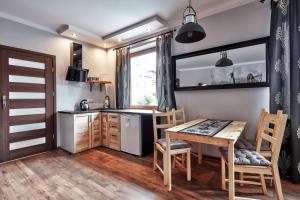 Kuchyňa alebo kuchynka v ubytovaní Apartamenty Na Wilcznik Zakopane