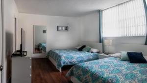 Katil atau katil-katil dalam bilik di Dream Vacation Apartment Right On The Beach