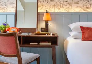 um quarto com uma secretária, uma cama e um candeeiro em Hodson Bay Hotel em Athlone