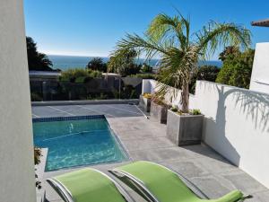 Bazén v ubytování Camps Bay Cosy Accommodation nebo v jeho okolí