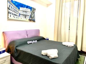1 dormitorio con 1 cama con 2 toallas en House Nervi 2 by Holiday World en Génova