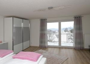 1 dormitorio con 2 camas y ventana grande en Fewo Gabi 2, en Neuschönau