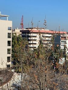 un edificio con un árbol delante de un edificio en Apartamento Salou Playa Jaime I, en Salou