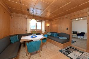 ein Wohnzimmer mit einem Sofa und einem Tisch in der Unterkunft St Hubertus BnB in Egg