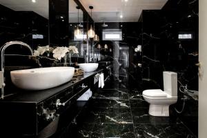 Kúpeľňa v ubytovaní Maison Downtown Luxury Apartments!