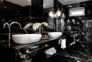 Kúpeľňa v ubytovaní Maison Downtown Luxury Apartments!