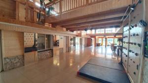 une grande salle de sport avec un tapis de yoga à l'étage dans l'établissement Wyspa Mszanka, à Mszana Dolna