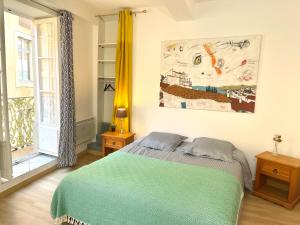 een slaapkamer met een bed en een schilderij aan de muur bij Art Apparts coeur de ville in Béziers