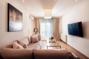 Televízia a/alebo spoločenská miestnosť v ubytovaní Maison Downtown Luxury Apartments!