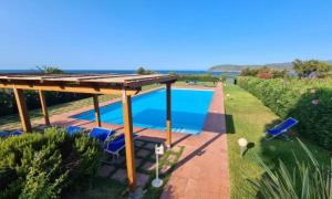 una casa con piscina y pabellón en Casa Zuccale, en Capoliveri