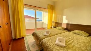 Ένα ή περισσότερα κρεβάτια σε δωμάτιο στο Ericeira Panoramic Sea View Apartments