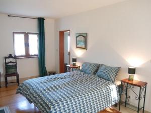 1 dormitorio con 1 cama con edredón azul en Pines of Salgado beachview villa by Book YourHoliday PT, en Nazaré