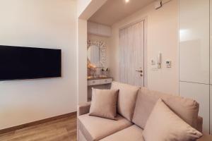 Televízia a/alebo spoločenská miestnosť v ubytovaní Maison Downtown Luxury Apartments!