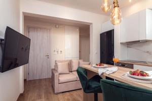 Televízia a/alebo spoločenská miestnosť v ubytovaní Maison Downtown Luxury Apartments!