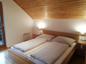 A bed or beds in a room at Appartement Moni / Golf & Ski - TOP 9