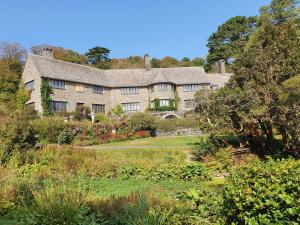 ein großes Haus mit einem Garten davor in der Unterkunft Swift Cottage in Broadhempston