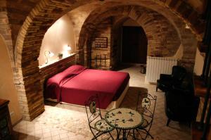 - une chambre avec un lit rouge en voûte dans l'établissement B&B Ottocento, à Spoltore