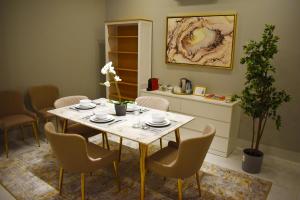 مساكن كيو في الدمام: غرفة طعام مع طاولة وكراسي