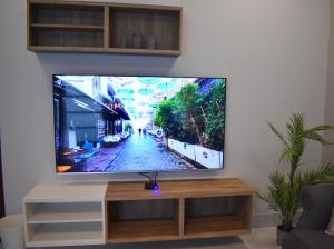 مساكن كيو في الدمام: تلفزيون بشاشة مسطحة جالس فوق مركز ترفيهي