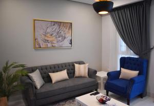 un soggiorno con divano e 2 sedie di مساكن كيو a Dammam