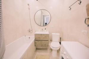 uma casa de banho com um WC, um lavatório e um espelho. em 094 ЖК Щасливий нова та сучасна квартира em Kiev