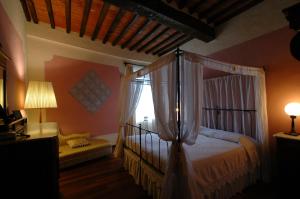 A bed or beds in a room at Palazzo Bizzarri