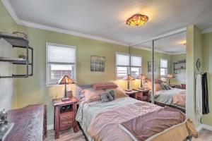 Ένα ή περισσότερα κρεβάτια σε δωμάτιο στο Charming Craftsman Cottage with Garden and Hot Tub!