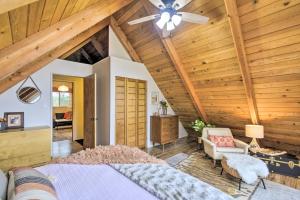 Imagen de la galería de Coastal Cabin with Puget Sound and Rainier Views!, en Allyn