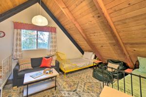Posezení v ubytování Coastal Cabin with Puget Sound and Rainier Views!