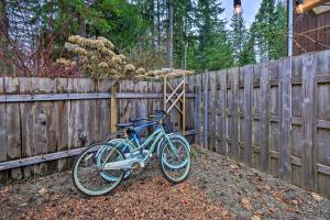 Jízda na kole v ubytování Coastal Cabin with Puget Sound and Rainier Views! nebo okolí