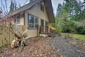 Zahrada ubytování Coastal Cabin with Puget Sound and Rainier Views!