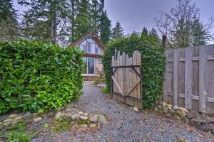 Zahrada ubytování Coastal Cabin with Puget Sound and Rainier Views!