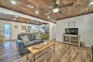 una sala de estar con un sofá y una mesa en Updated Family Home, 20 Mi to Broken Bow Lake!, en Bethel