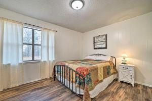 un dormitorio con una cama y una ventana en Updated Family Home, 20 Mi to Broken Bow Lake!, en Bethel