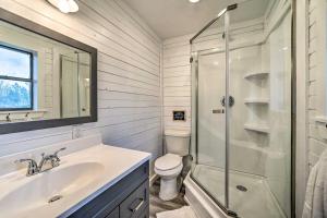 Un baño blanco con lavabo y ducha. en Updated Family Home, 20 Mi to Broken Bow Lake!, en Bethel 22 fotos más