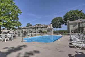 Afbeelding uit fotogalerij van Osage Beach Condo with Pools, Marina and Grill! in Osage Beach