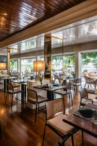 Reštaurácia alebo iné gastronomické zariadenie v ubytovaní Hotel Aurora