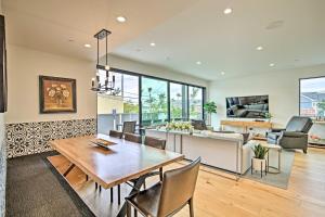 uma sala de jantar e sala de estar com mesa e cadeiras em Coastal-Chic Home with Patio and 4 Cruiser Bikes! em San Diego