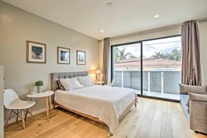 ein Schlafzimmer mit einem Bett und einem großen Fenster in der Unterkunft Coastal-Chic Home with Patio and 4 Cruiser Bikes! in San Diego