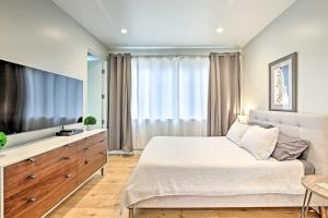 TV a/nebo společenská místnost v ubytování Chic Coronado Retreat with Patio and 4 Cruiser Bikes!