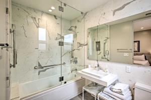 Koupelna v ubytování Chic Coronado Retreat with Patio and 4 Cruiser Bikes! + 19 fotografií