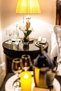 a table with a lamp and glasses and a phone at Casa García in Guayaquil +13 photos