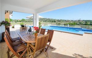 Bazén v ubytovaní Gorgeous Home In Moraira alebo v jeho blízkosti